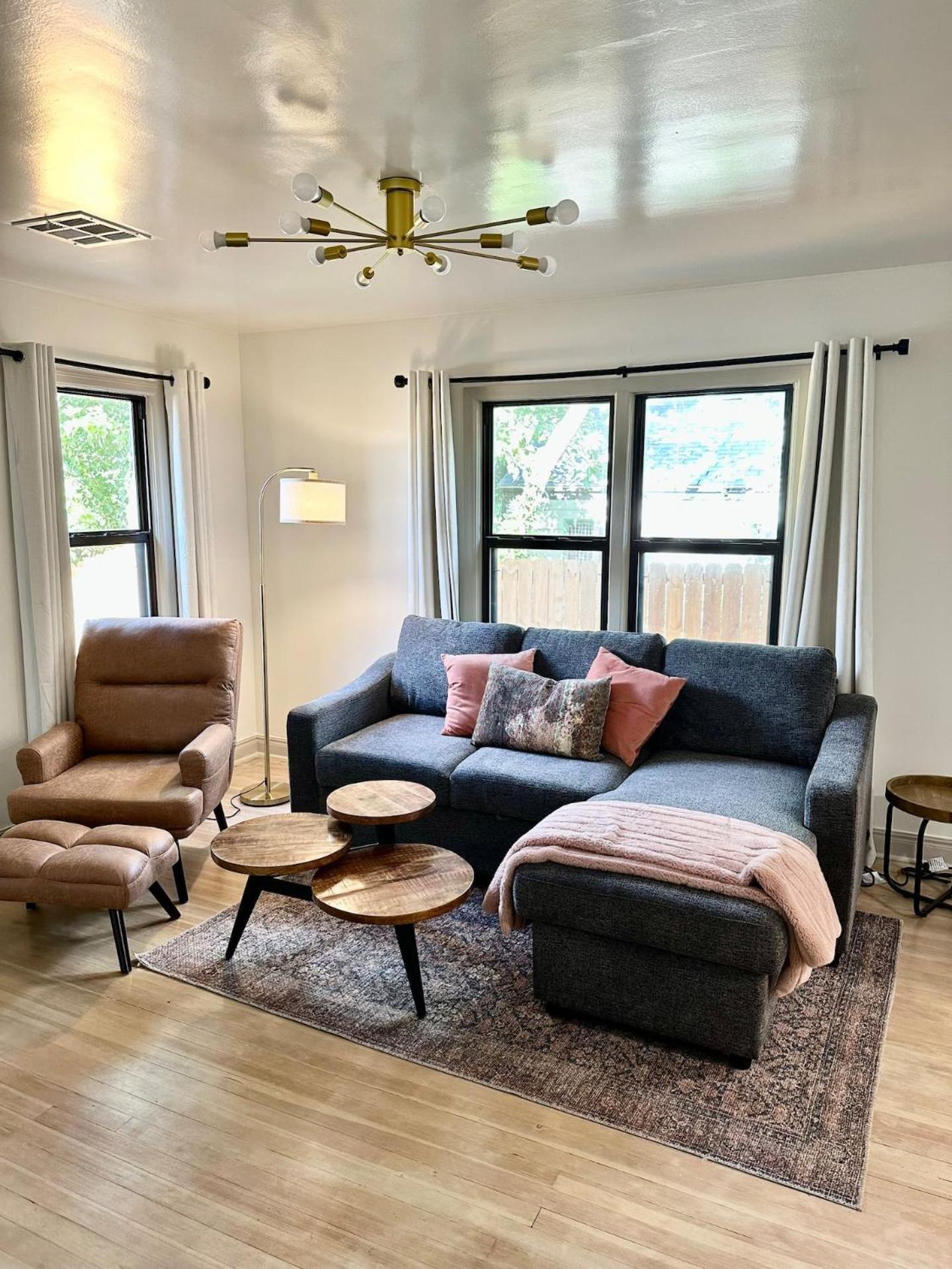 Campus Cottage Kng Bed! Walk To Uco And Downtown エドモンド エクステリア 写真